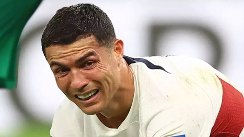 Ronaldo chỉ biết khóc và gọi điện mách mẹ